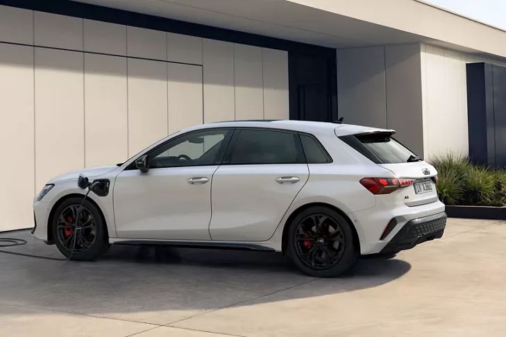 Seitenansicht Audi A3 Sportback TFSI e beim Laden
