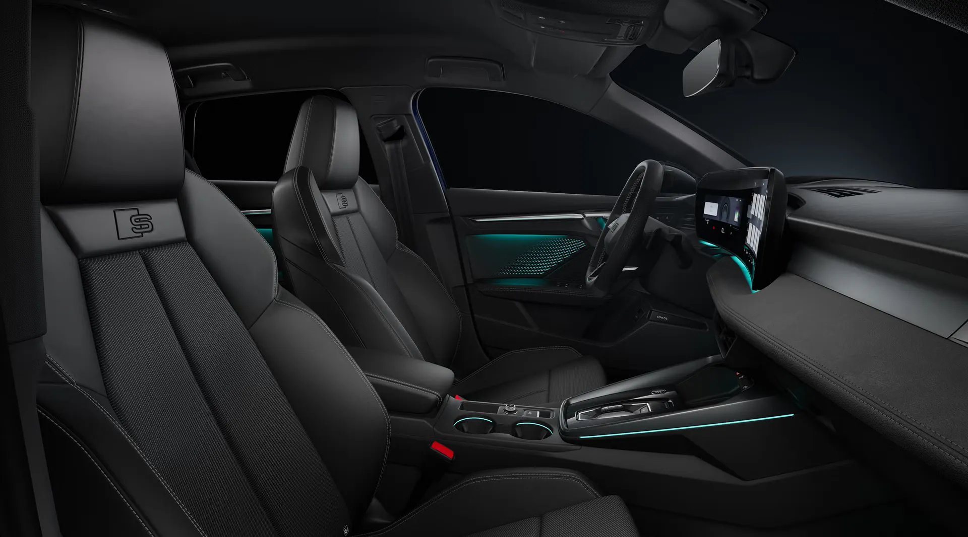 Blick durch das Beifahrerfenster auf die Sportsitze, das Cockpit mit Sportlederlenkrad, Mittelkonsole, digitale Displays und das Ambiente-Licht.
