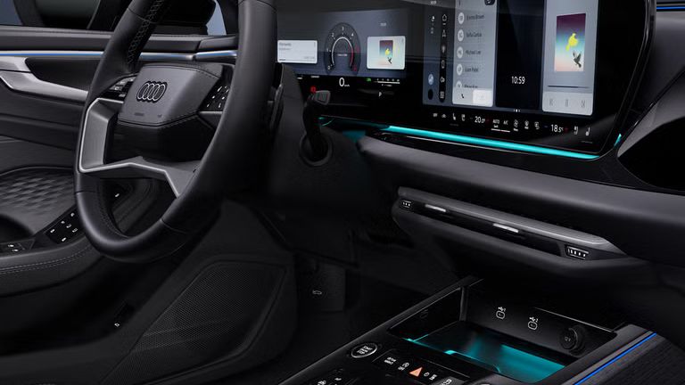 Seitliche Nahaufnahme des Cockpits des Audi A6 allroad mit Fokus auf das Lenkrad und die digitalen Displays.