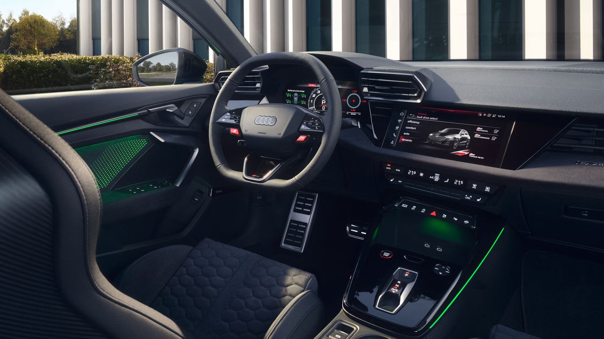 Blick von schräg hinten auf das Cockpit des RS 3 Sportback.