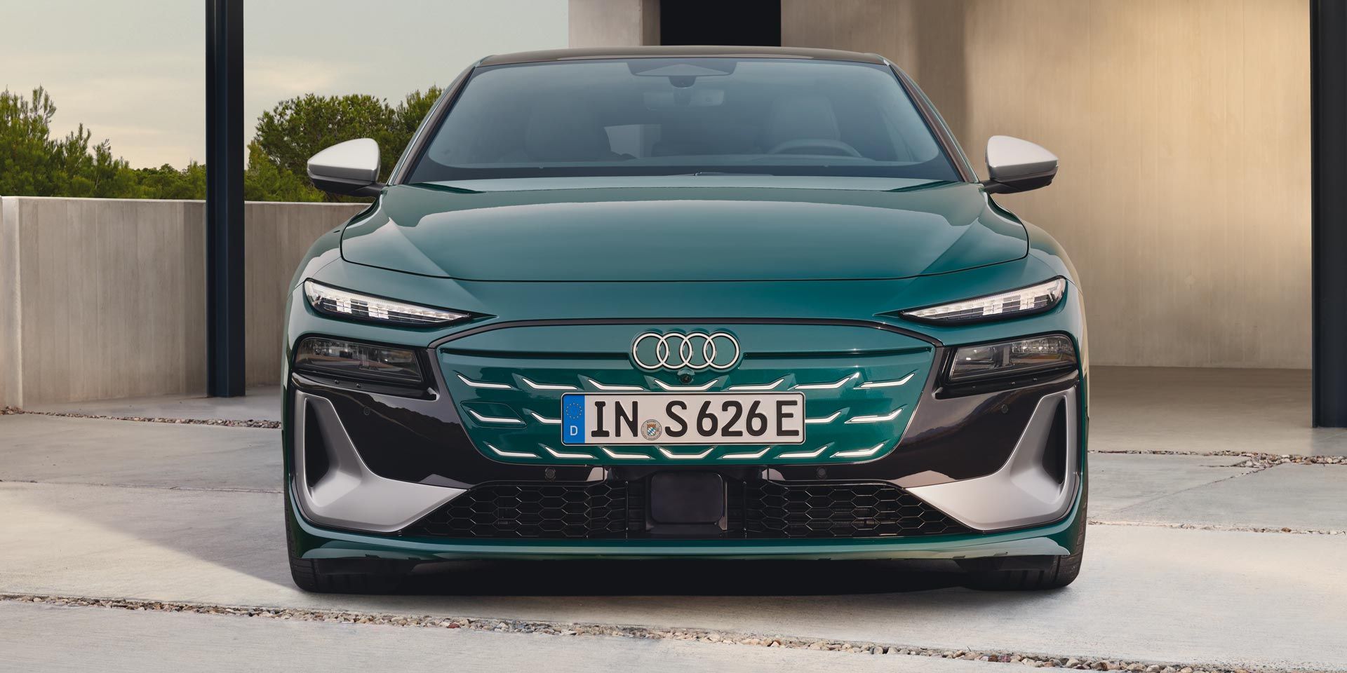 AUDI S6 Sportback e-tron nyitott kapubejáróban