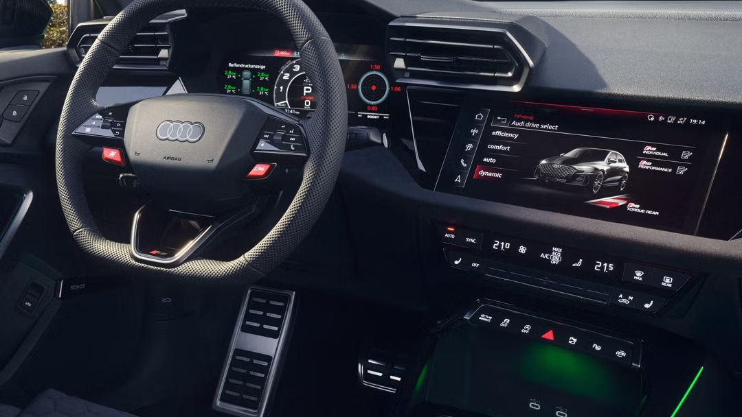 Blick von schräg hinten auf das Cockpit des RS 3 Sportback.