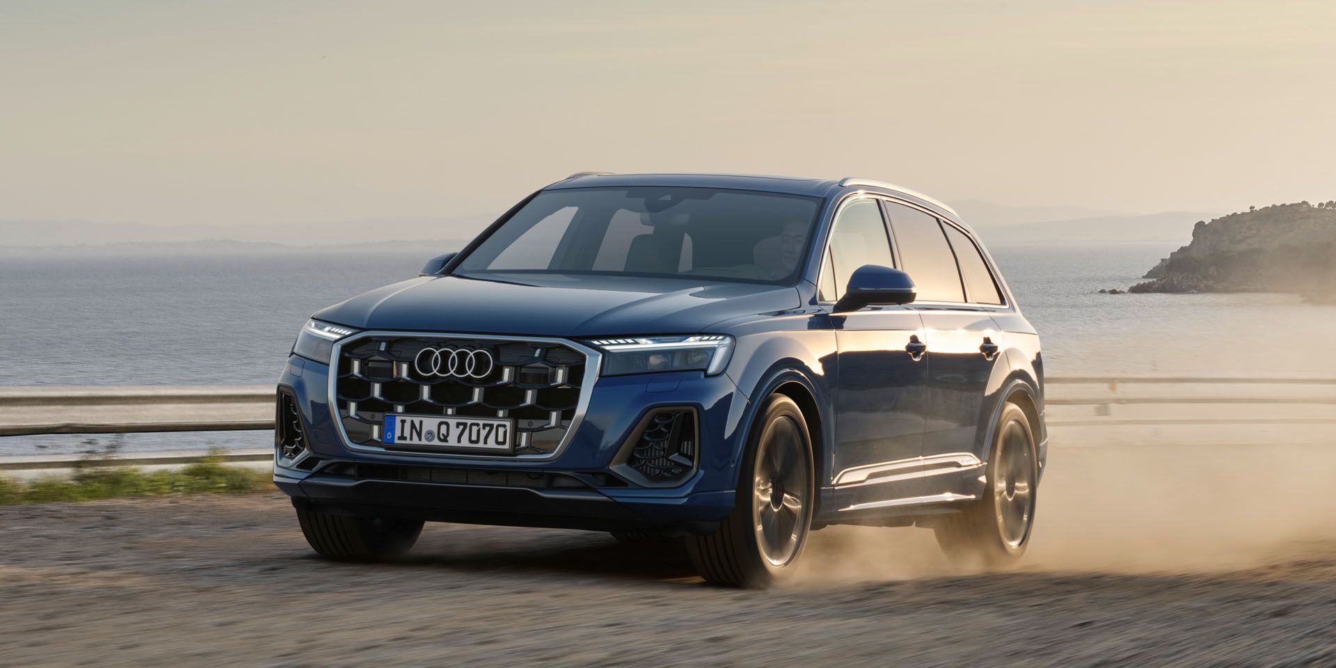 Dynamische Frontansicht eines blauen Audi Q7