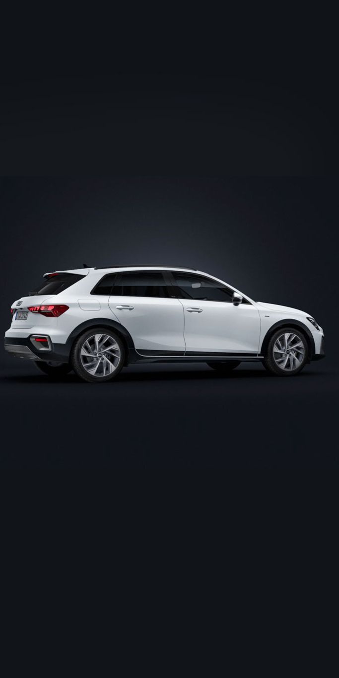  Audi A3 allstreet e-hybrid egy sötét háttér előtt