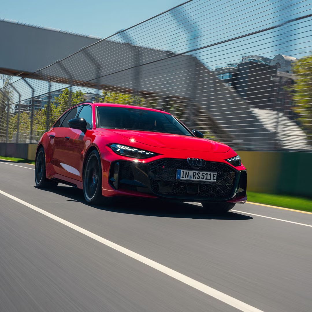 Piros Audi modell elölnézetből halad egy versenypályán