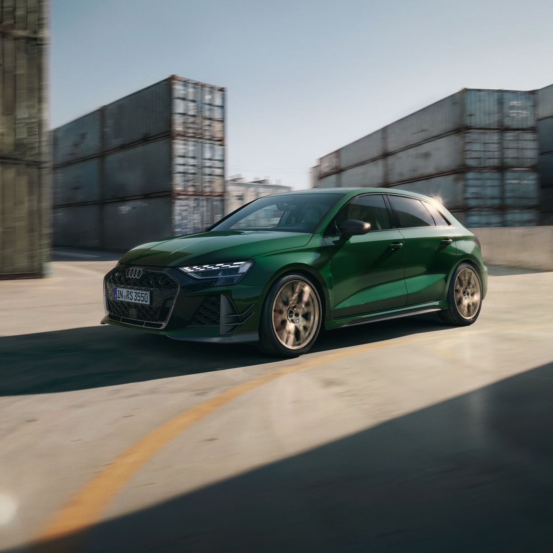 Das Sondermodell RS 3 competition limited schräg von vorn vor einer Kulisse mit Containern.