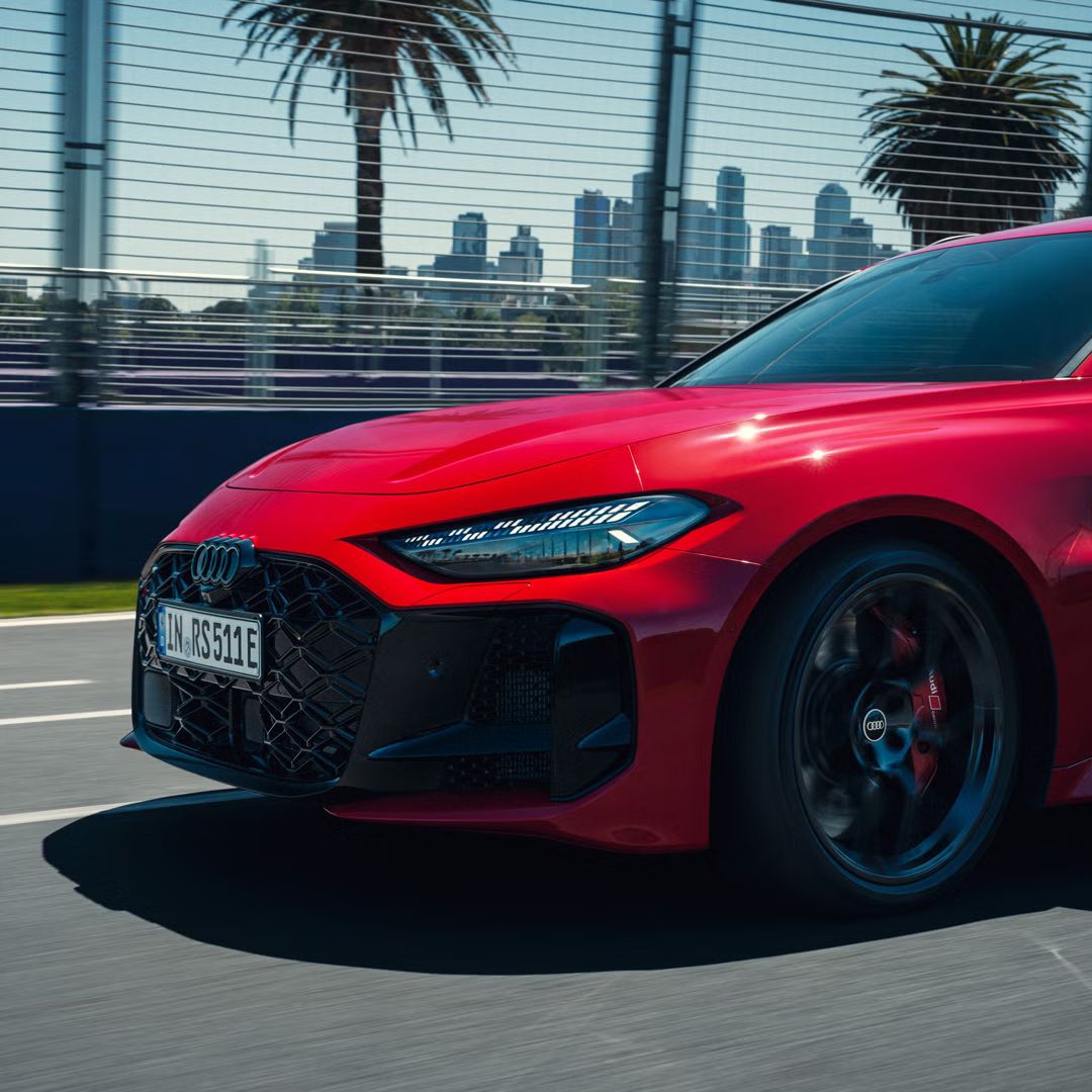 Piros audi modell első lökhárítója