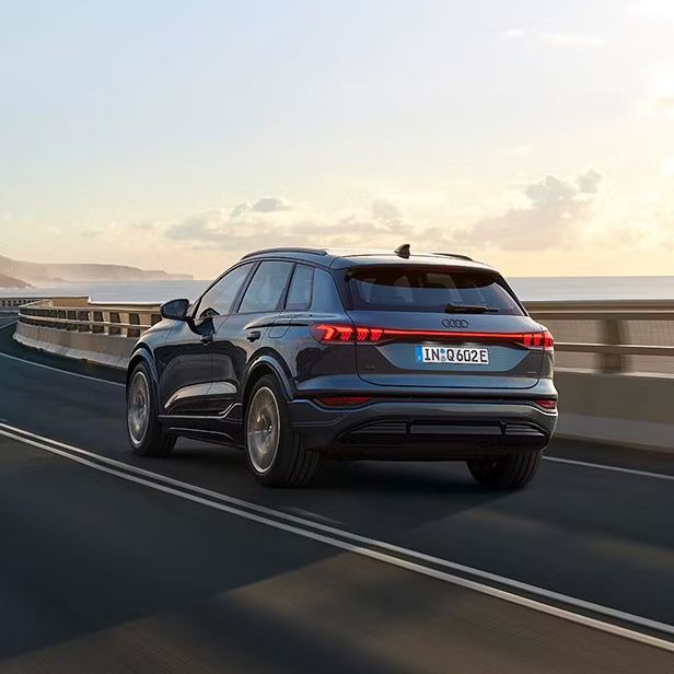 Audi auf Bergstraße am See.