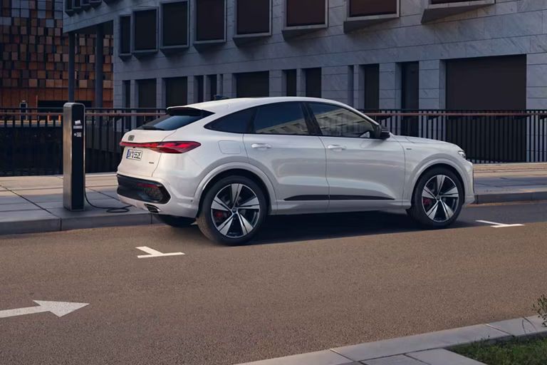 Audi Q5 Sportback e-hybrid Seitenansicht beim Laden