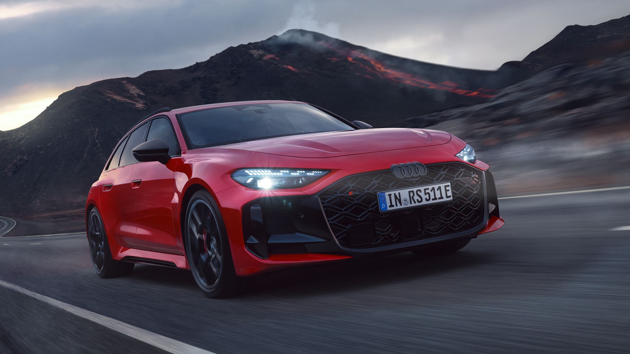 Der RS 5 Avant von schräg vorn fährt auf einer Gebirgsstraße in vulkanischer Umgebung.