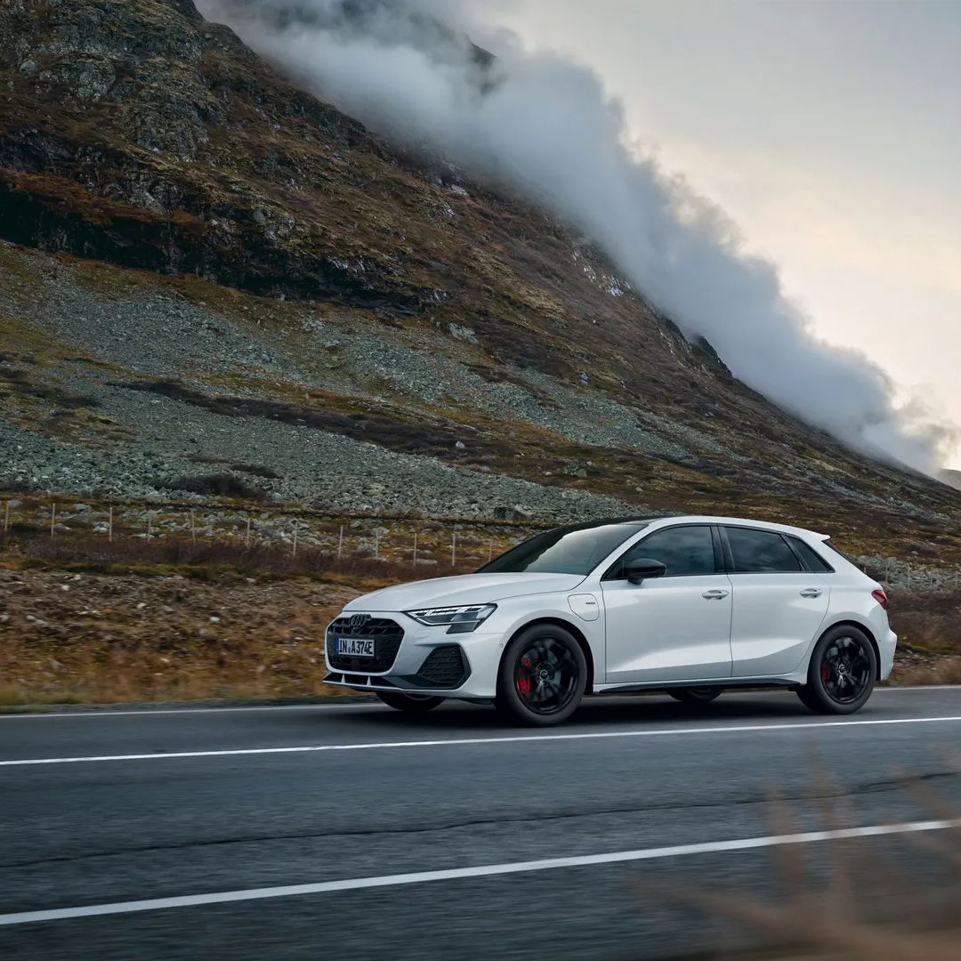 A3 Sportback halad egy ködös hegyvidéki úton 