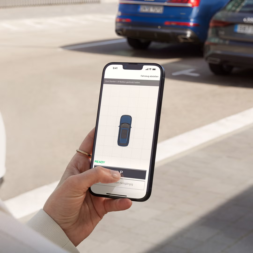 Női kéz tart egy mobiltelefont