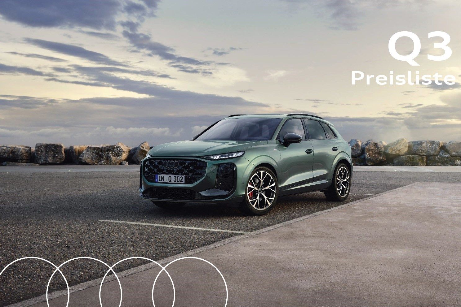 AUDI Q3 SUV áll egy parkolóban
