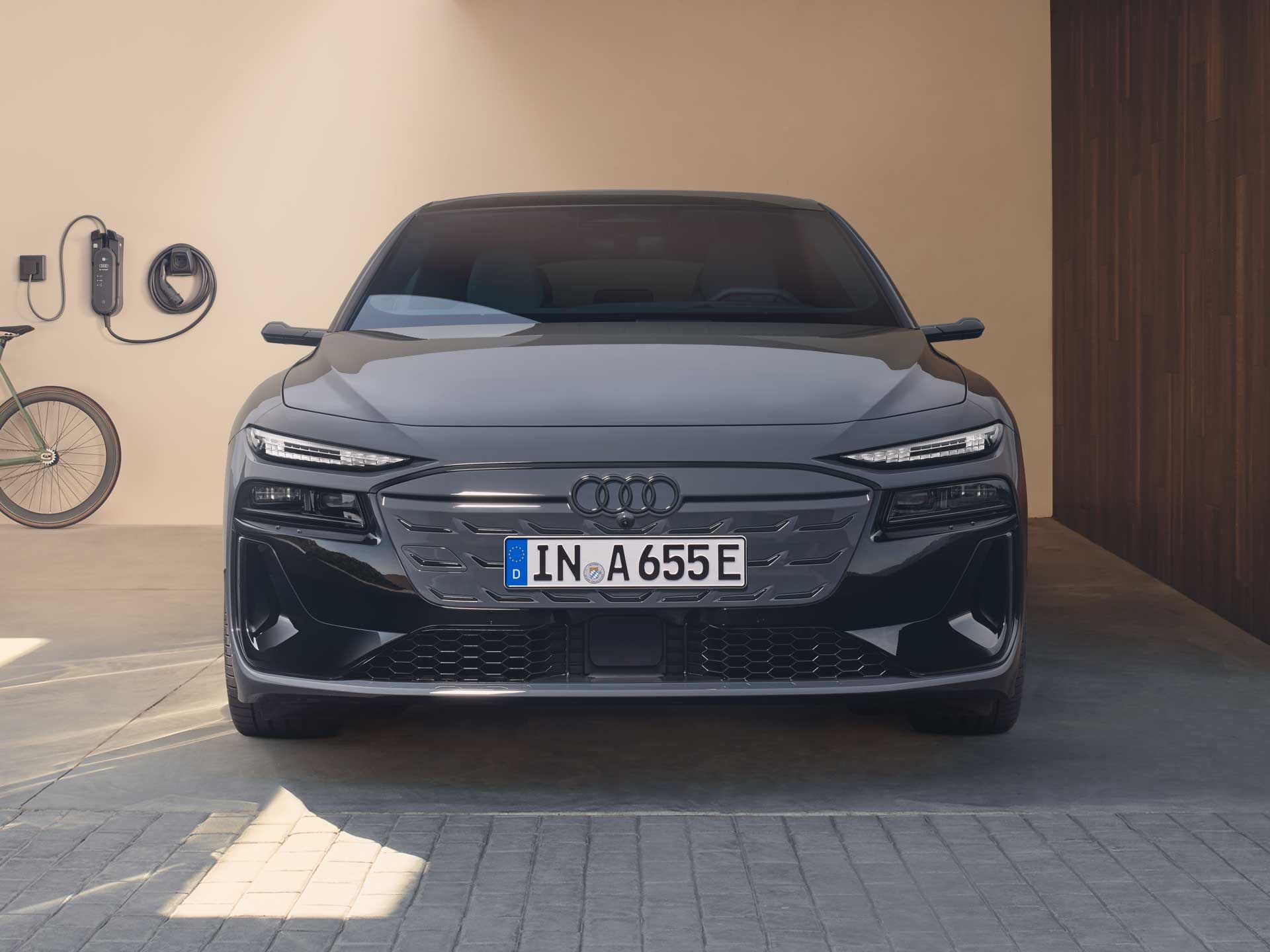 AUDI A6 Avant e-tron nyitott garázsban