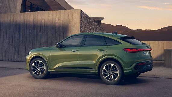 AUDI Q5 Sportback naplementében egy fal előtt