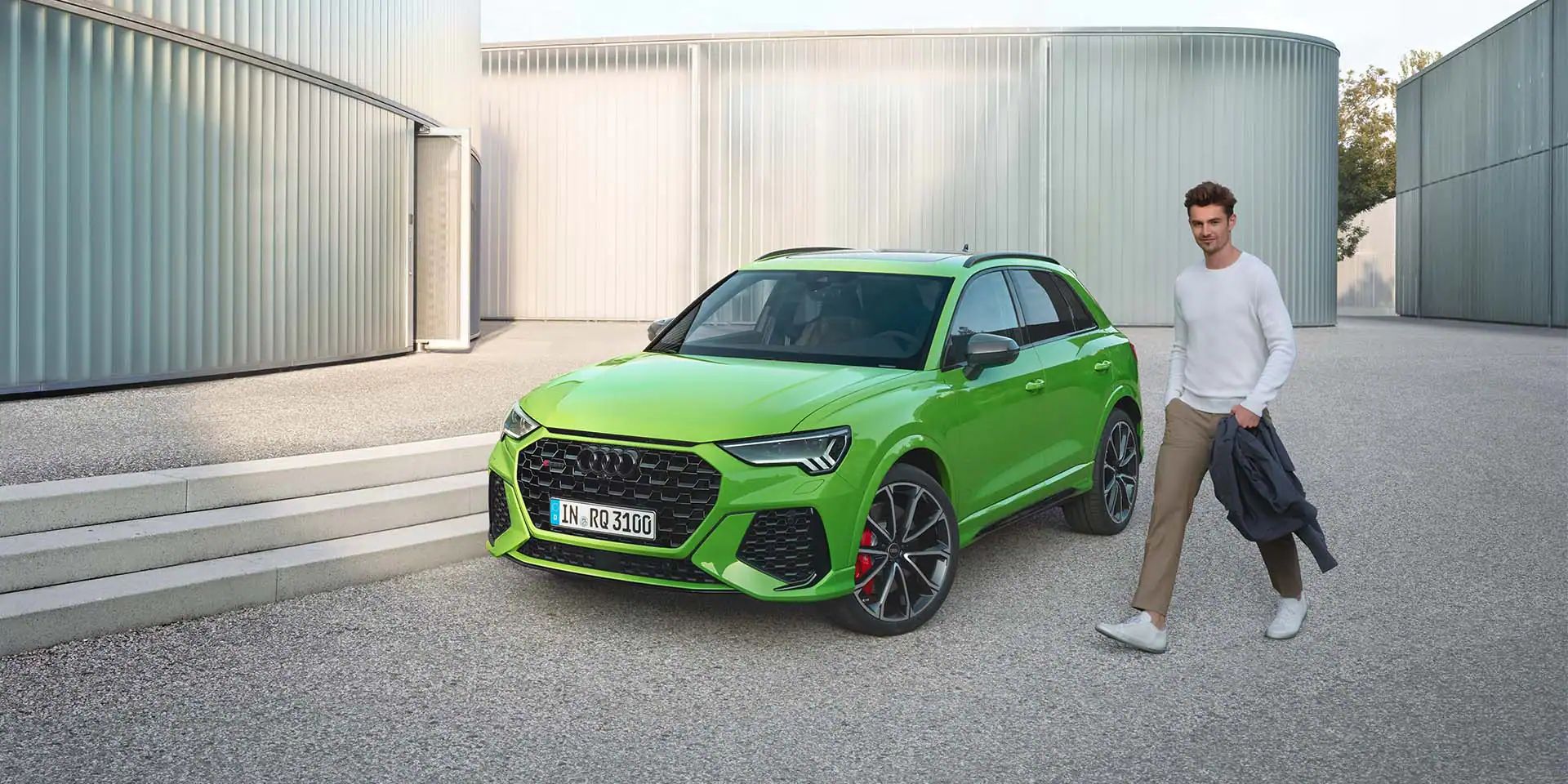 Frontale Seitenansicht des RS Q3 mit Mann an der Seite