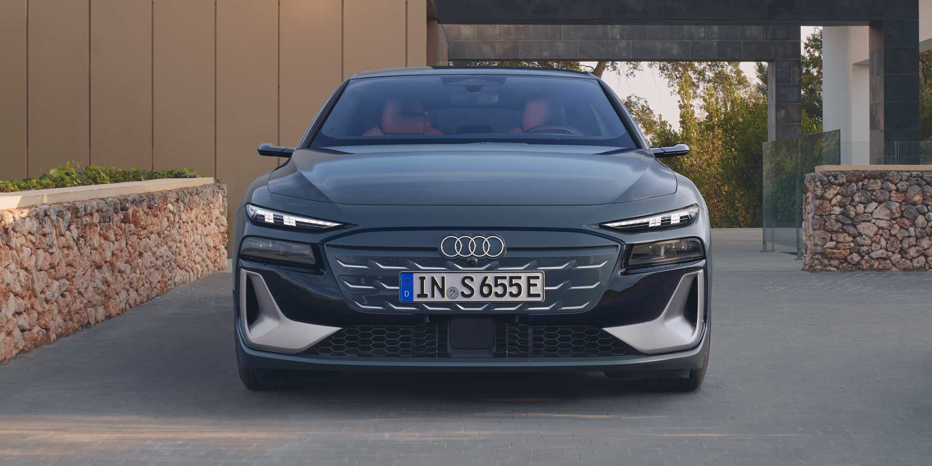 AUDI S6 Avant e-tron esztétikus kapubejárón