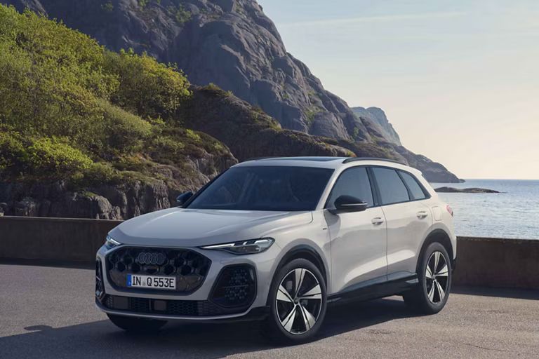 Audi Q5 SUV e-hybrid Seitliche Frontansicht auf einem Parkplatz von einer Bucht