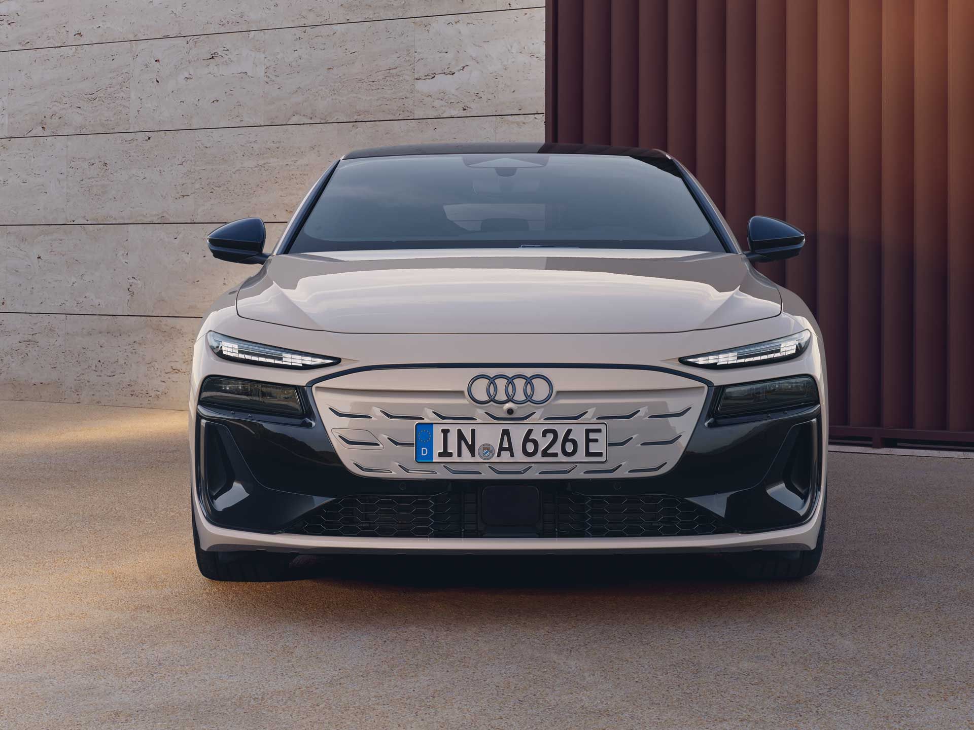 AUDI A6 Sportback e-tron esztétikus fal előtt