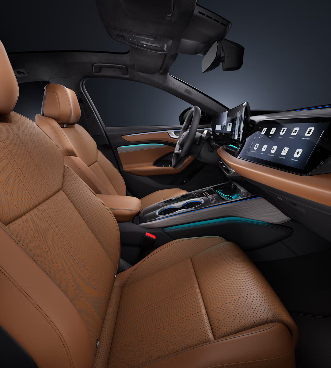 Blick von der Beifahrerseite des Audi A6 allroad e-hybrid auf das Cockpit mit Lenkrad, Mittelkonsole, digitale Displays, Ambiente-Licht und die Sitze.