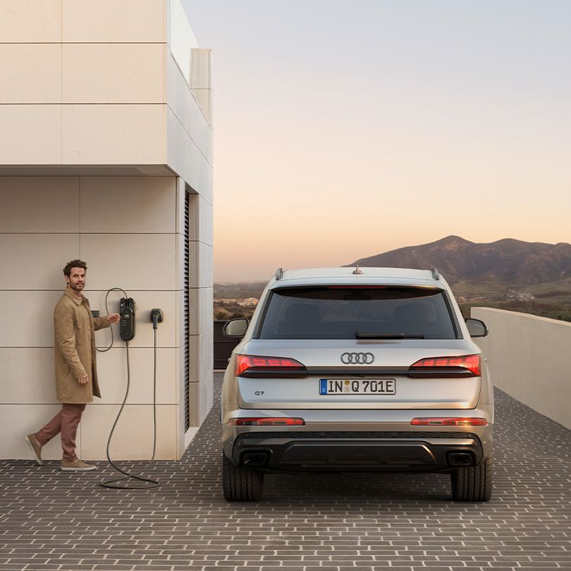 Heckansicht inklusive Ladeanschluss des Audi Q7 TFSI e