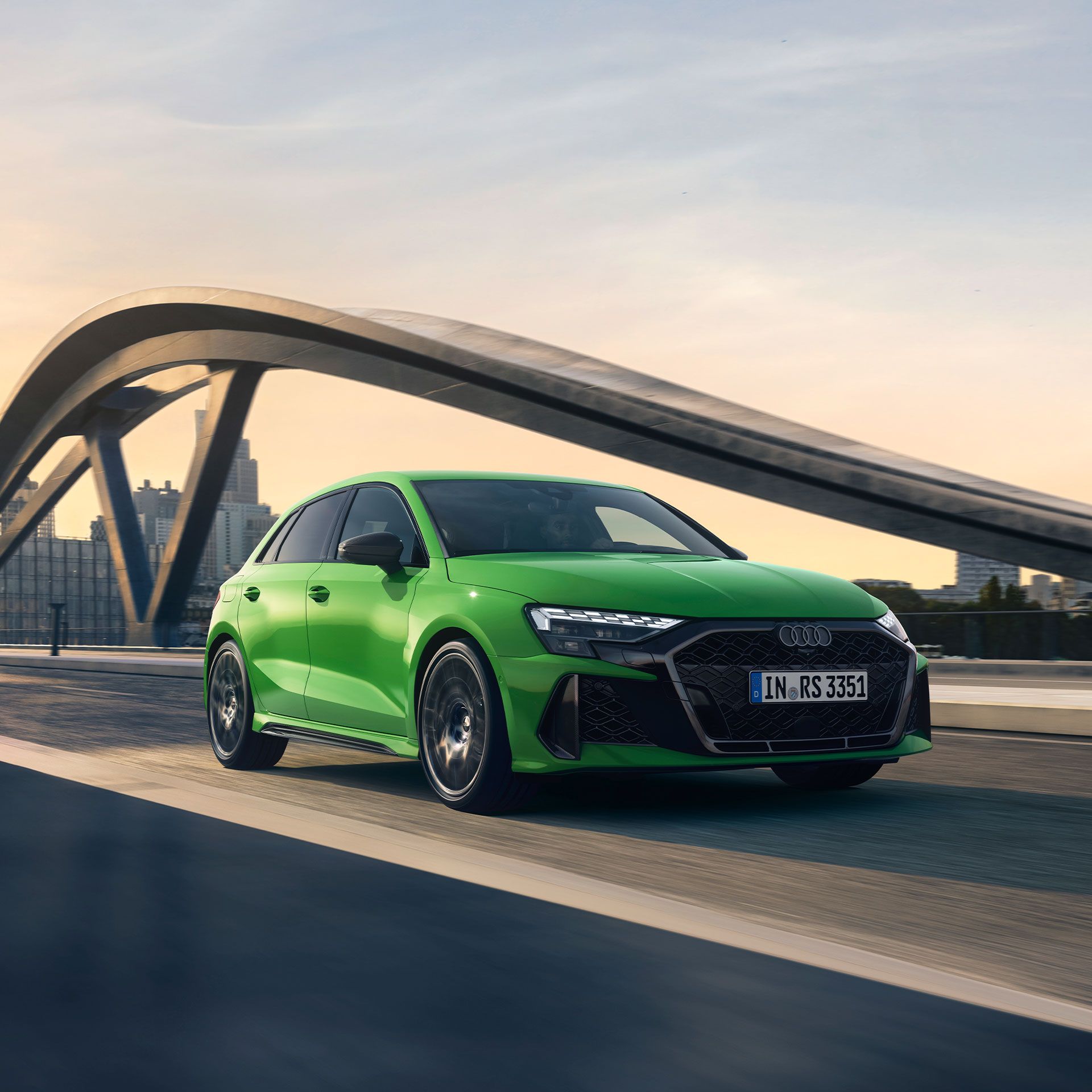 Seitliche Frontansicht Audi RS3 Sportback grün