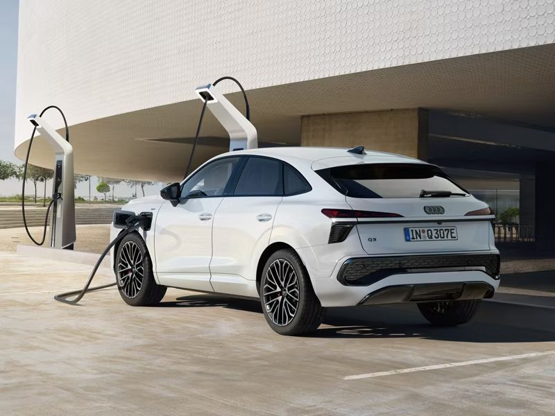 Audi Q3 Sportback e-hybrid  auf einem Parkplatz beim Laden an einer öffentlichen Ladensäule 